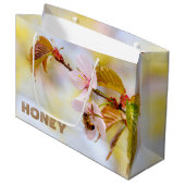 Bijen op een Cherry Flower Large Cadeautasje (Voorkant Gekanteld)