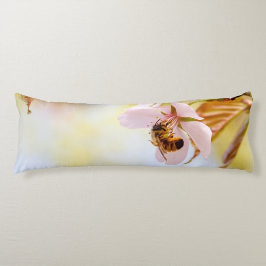 Bijen op een Cherry Flower Lichaamskussen (Voorkant)