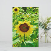 Bijen op gele zonnebloem briefpapier (Staand voorkant)