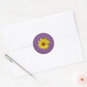 Bijen op gele zonnebloem met paarse achtergrond ronde sticker (Envelop)