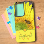 Bijen op Initiaal met zonnebloem Letter-monogram Samsung Galaxy Hoesje<br><div class="desc">Dit ontwerp bevat een close-upfoto van een bij op een kwart van een zonnebloem met een monogram en naam van een initiaal letter. Pas de tekst in de velden sjabloon aan, verwijder de tekst of geef het ontwerpgereedschap aan om een lettertype te selecteren in de stijl, grootte en kleur die...</div>