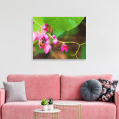 Bijen op koraalwijnbloemen canvas afdruk (Insitu (Woonkamer))