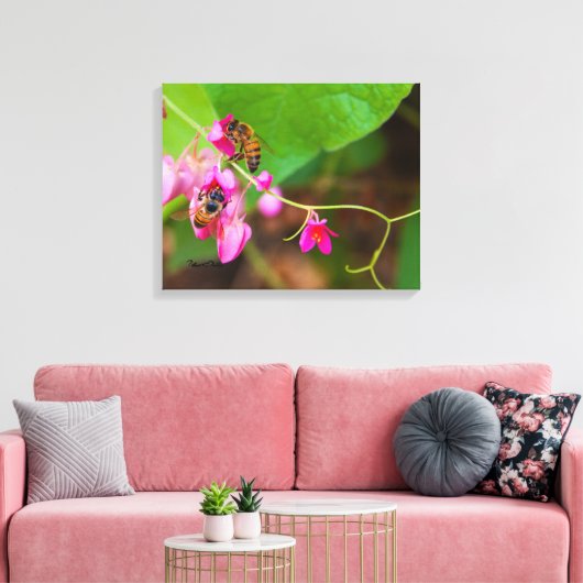 Bijen op koraalwijnbloemen canvas afdruk (Insitu (Woonkamer))