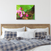 Bijen op koraalwijnbloemen canvas afdruk (Insitu (Slaapkamer))