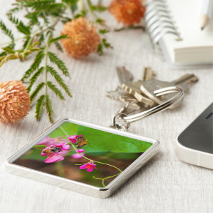 Bijen op koraalwijnbloemen sleutelhanger