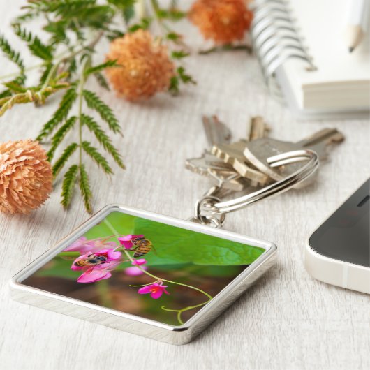 Bijen op koraalwijnbloemen sleutelhanger (Zijkant)