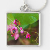 Bijen op koraalwijnbloemen sleutelhanger (Voorkant)