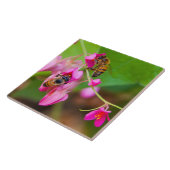 Bijen op koraalwijnbloemen tegeltje (Zijkant)