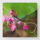 Bijen op koraalwijnbloemen vierkante klok (Voorkant)