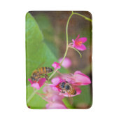 Bijen op koraalwijnvloeren Foto Badmat (Voorkant Verticaal)