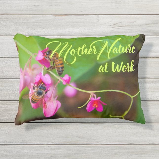 Bijen op koraalwijnvloeren Foto Buitenkussen (Voorkant)