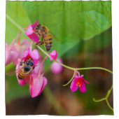 Bijen op koraalwijnvloeren Foto Douchegordijn (Voorkant)