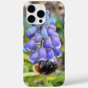 Bijen op Muscari Armeniacum, Grape Hyacinth iPhone 16 Pro Max Hoesje