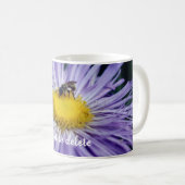 Bijen op Paarse Daisy Flower Personalized Koffiemok (Voorkant rechts)