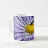 Bijen op Paarse Daisy Flower Personalized Koffiemok (Voorkant links)