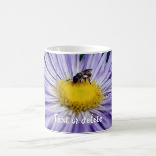 Bijen op Paarse Daisy Flower Personalized Koffiemok (Center)