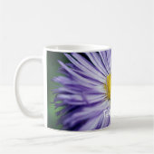 Bijen op Paarse Daisy Flower Personalized Koffiemok (Links)
