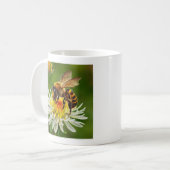 Bijen op witte bloem koffiemok (Voorkant links)