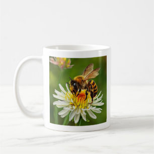 Bijen op witte bloem koffiemok