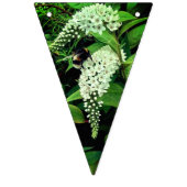 Bijen, op witte bloemen vlaggetjes (Derde vlag)