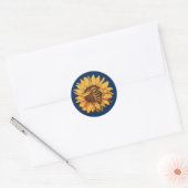 Bijen op zonnebloem ronde sticker (Envelop)