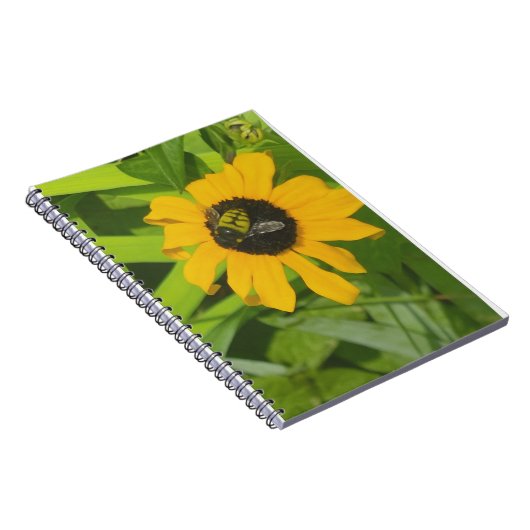 Bijen rusten in een Flower Photo Notitieboek (Rechterzijde)