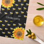 Bijen zwarte gele zonnebloemen theedoek<br><div class="desc">Verkleurd met vrolijke,  glimlachende gele en zwarte hommels en waterkleurige zonnebloemen. Een zwarte achtergrond. Pas een naam,  familienaam aan en voeg deze toe.</div>