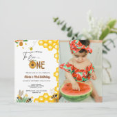 Bijendag geel honingbij eerste meisje verjaardagsf kaart (Staand voorkant)