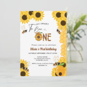 Bijendag geel honingbij eerste meisje verjaardagsf kaart (Staand voorkant)