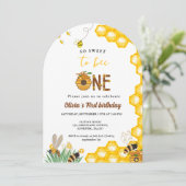 Bijendag geel honingbij eerste meisje verjaardagsf kaart (Staand voorkant)