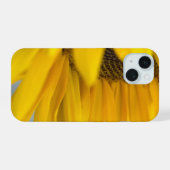 Bijengelukkig: een macrofoto van een zonnebloem iPhone 15 case (Achterkant horizontaal)