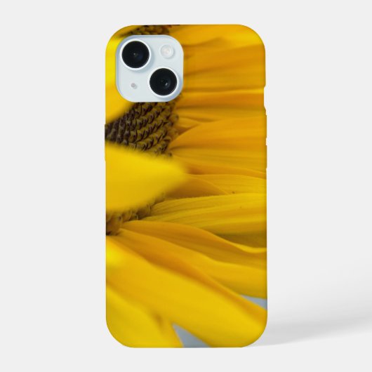 Bijengelukkig: een macrofoto van een zonnebloem iPhone 15 case (Achterkant)