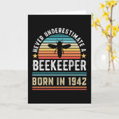 Bijenhouder geboren in 1943 80e verjaardag van de kaart (Gele Bloem)