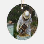 Bijenhouder voegt honingbijen toe keramisch ornament (Links)