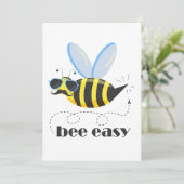 Bijenkarakter met snor zonnebril Bee Easy Feestdagenkaart (Staand voorkant)