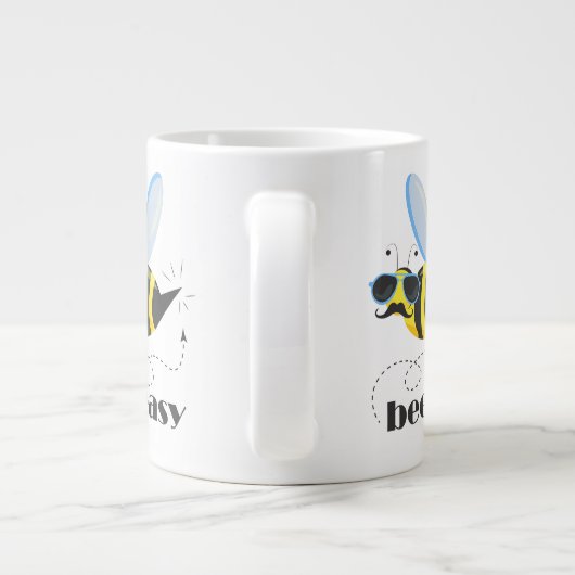 Bijenkarakter met snor zonnebril Bee Easy Grote Koffiekop (Achterkant)