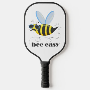 Bijenkarakter met snor zonnebril Bee Easy Pickleball Paddle