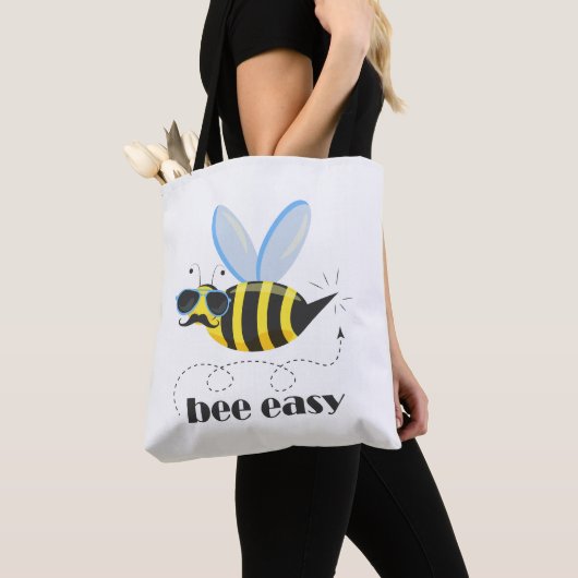 Bijenkarakter met snor zonnebril Bee Easy Tote Bag (Dichtbij)