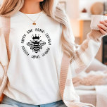 Bijensoort Eenvoudige moderne Inspirerend typograf T-shirt<br><div class="desc">Bijen Eenvoudige moderne Inspirerend Typografie De T-Shirt Top van de Mode van vrouwen kenmerkt de tekst "Sint, Hersel, Creatief" in een moderne scripttypografie geaccentueerd met een bij die een kroon draagt. Perfect als cadeau voor haar verjaardag, Kerstmis, Moederdag, beste vrienden, zussen en nog veel meer. Ontworpen door Evco Studio www.zazzle.com/store/evcostudio...</div>