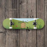 Bijenteeltscène - Sparen het bijenSkateboard Persoonlijk Skateboard<br><div class="desc">Sparen het bijenskateboard: een bijenteeltgebied bestaande uit een landschap met bijenkorf,  bijen en bijen roker in een cartoon. Een mooi cadeau voor een imker of een liefhebber van bloemen en bijen!</div>