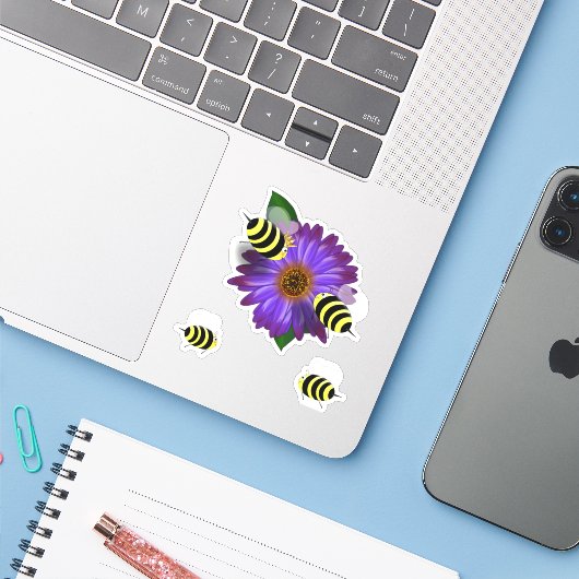 Bijenvergadering over Puprle Flower Sticker (Laptop met iPhone)