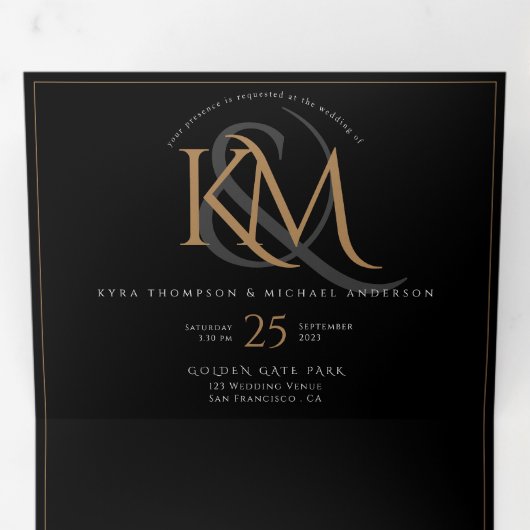 BIJGEWERKT Zwart Goud Monogram Trouwen Alles in Ee Drieluik Uitnodiging (Binnenzijde eerst)