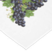 Bijkantoren van rode wijndruiven op wit tafelkleed (Gekanteld)