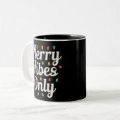 Bijpassende Familie Kerst Merry Vibes Only Lights Tweekleurige Koffiemok (Voorkant links)