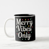 Bijpassende Familie Kerst Merry Vibes Only Lights Tweekleurige Koffiemok (Links)