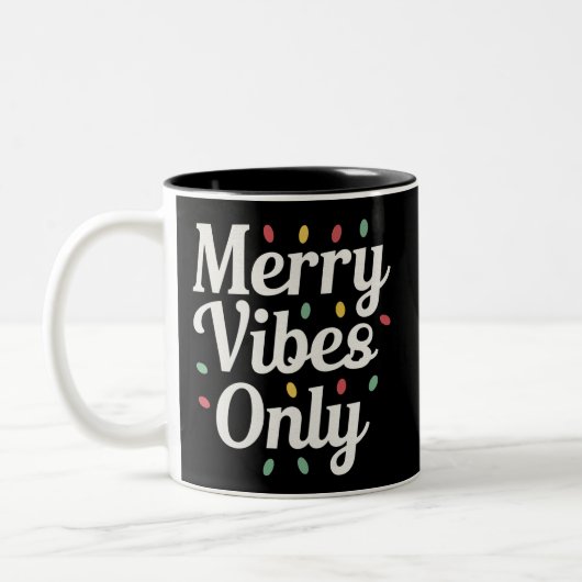 Bijpassende Familie Kerst Merry Vibes Only Lights Tweekleurige Koffiemok (Links)