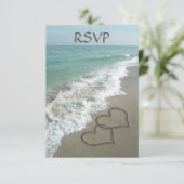 Bijpassende zandharten op het strand, romantische RSVP kaartje (Staand voorkant)