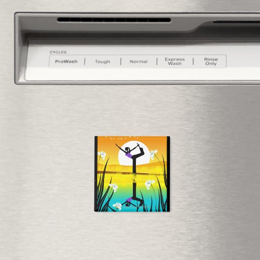 Bijprofiel van een vrouw die yoghurt magneet (Insitu (Vaatwasser))