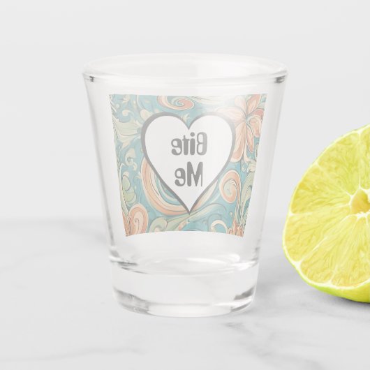 Bijt me Grappig Hart Swirly Retro Design Shot Glas (Achterkant)