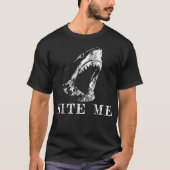 Bijt me haai grappige Humor sarcastisch Gezegde t T-shirt (Voorkant)